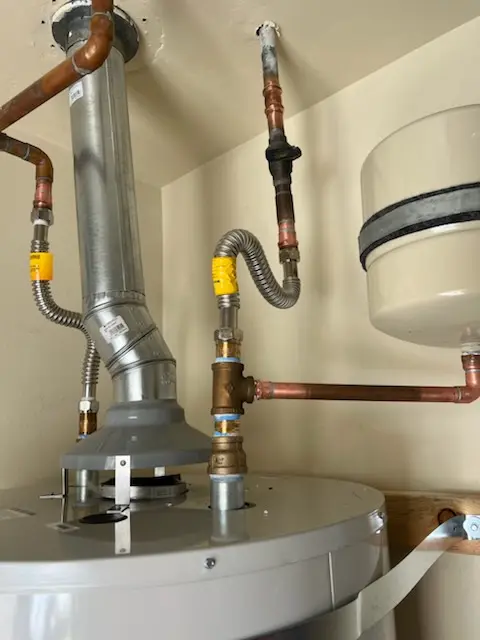 Water heater installation and plumbing repair in Halcon